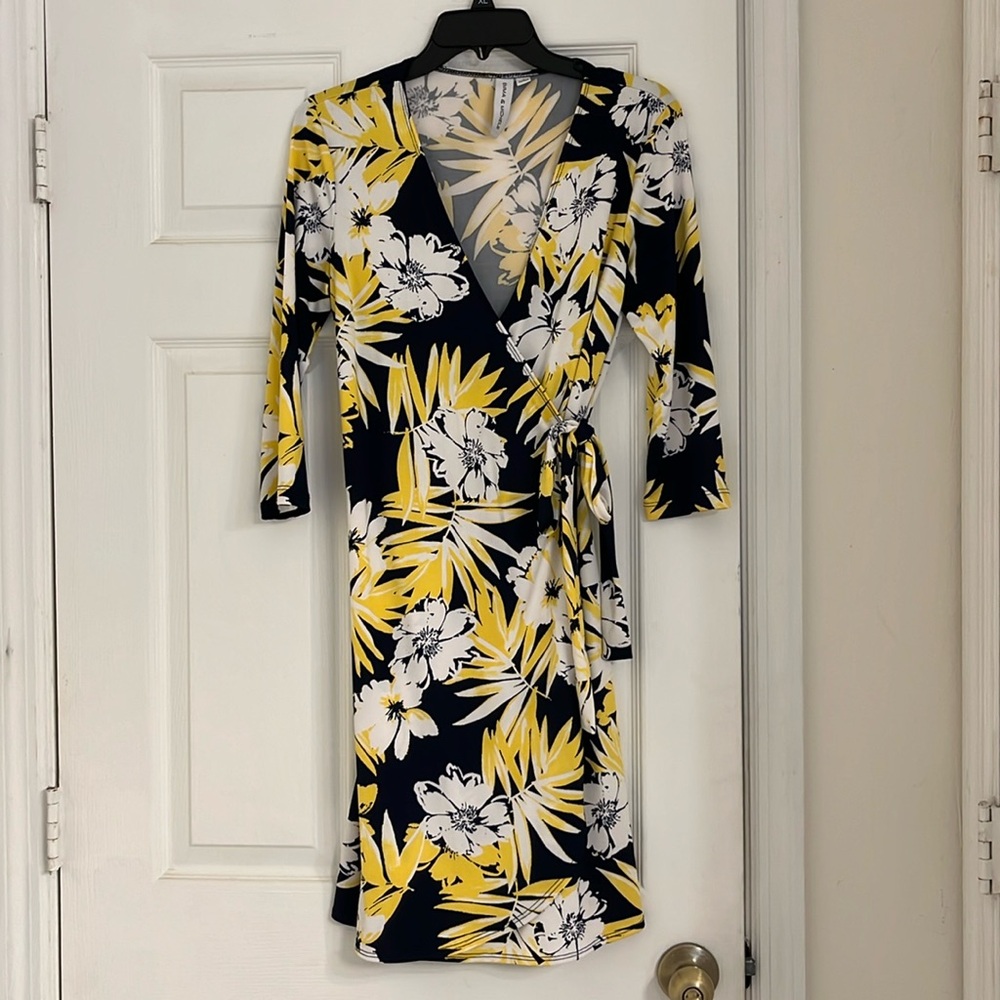 Emma & Michele Floral Wrap Tie Dress V Neck Size Small Black Yellow White